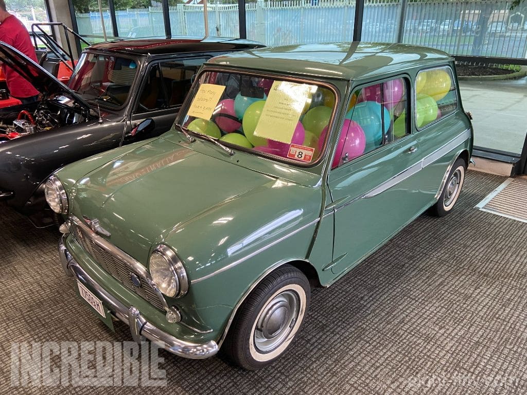 How many balloons in this Moss Green Morris 850?