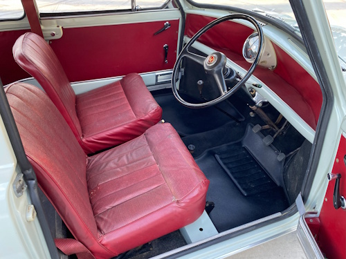 The interior was basic and did not feature improvements of the Mini De Luxe.